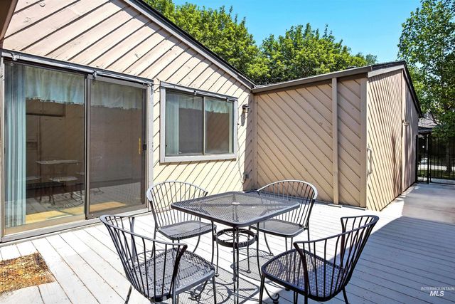 980 N Camelot Dr, Boise, ID 83704