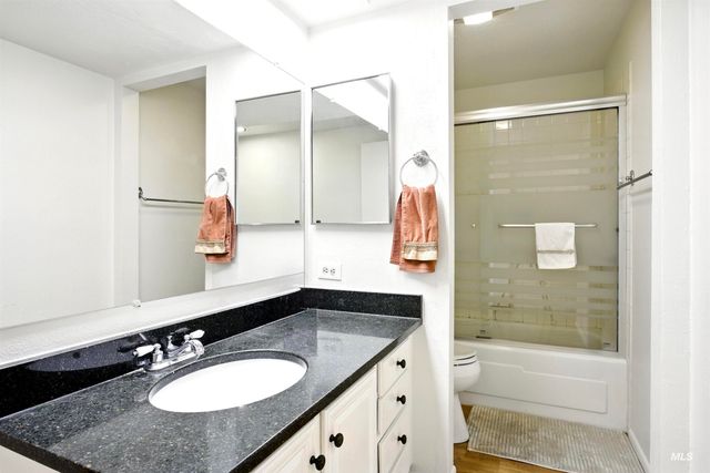 980 N Camelot Dr, Boise, ID 83704