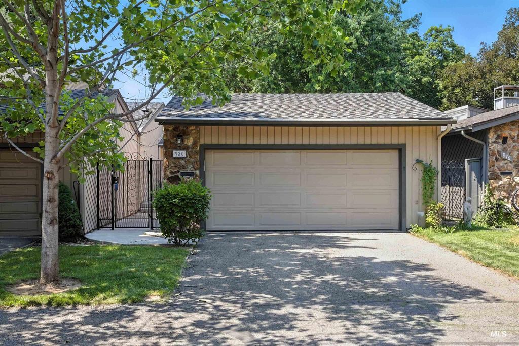980 N Camelot Dr, Boise, ID 83704