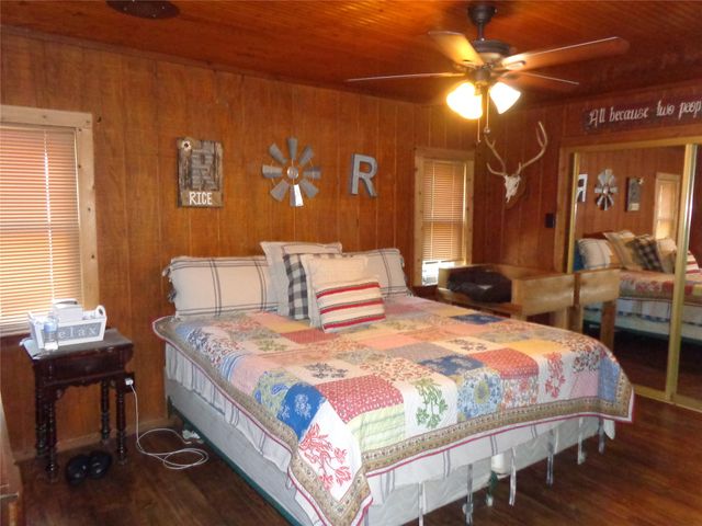 1201 S Bois D Arc Street, Grandview, TX 76050