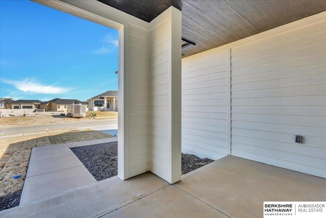 21348 Laurel Circle, Elkhorn, NE 68022