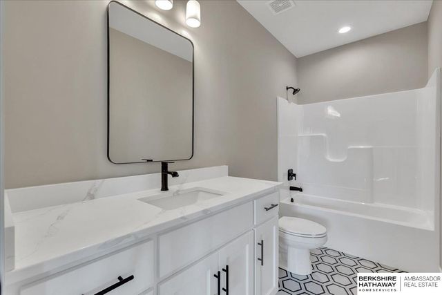 21348 Laurel Circle, Elkhorn, NE 68022