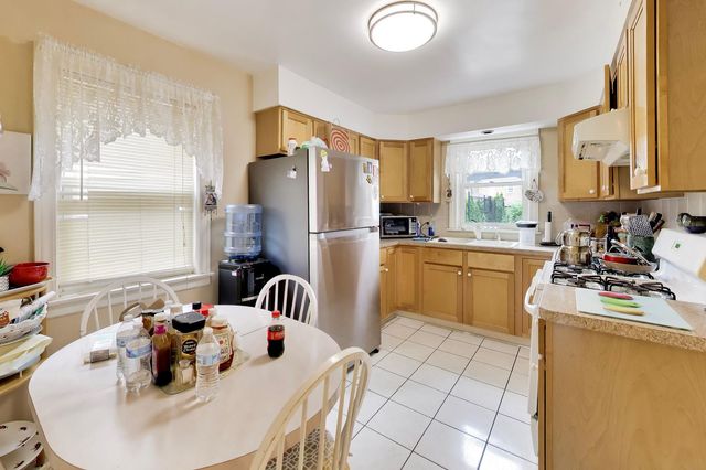 2908 W Birchwood Avenue, Chicago, IL 60645