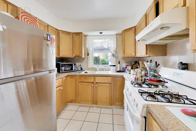 2908 W Birchwood Avenue, Chicago, IL 60645