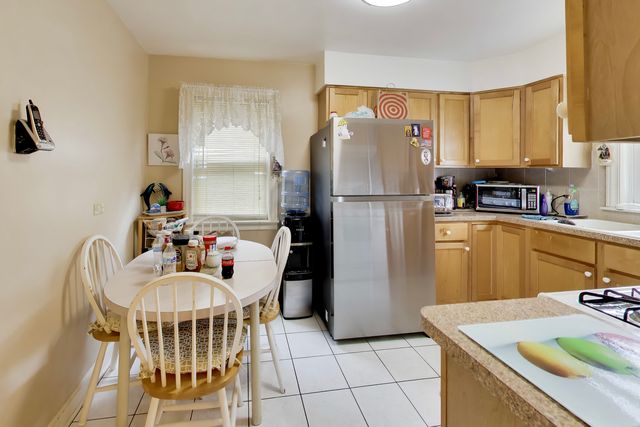 2908 W Birchwood Avenue, Chicago, IL 60645