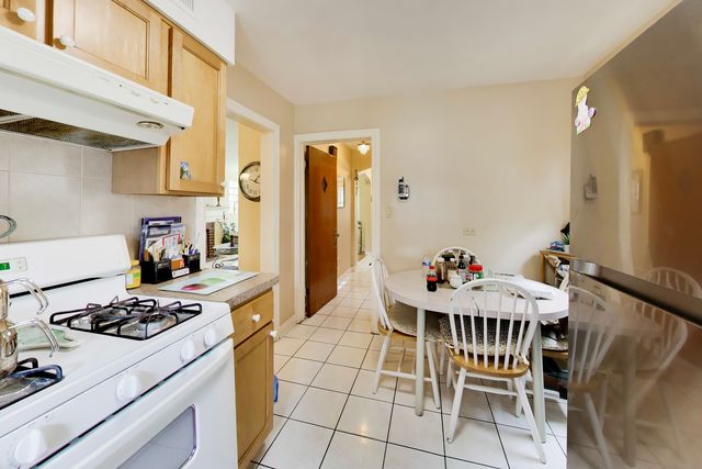 2908 W Birchwood Avenue, Chicago, IL 60645