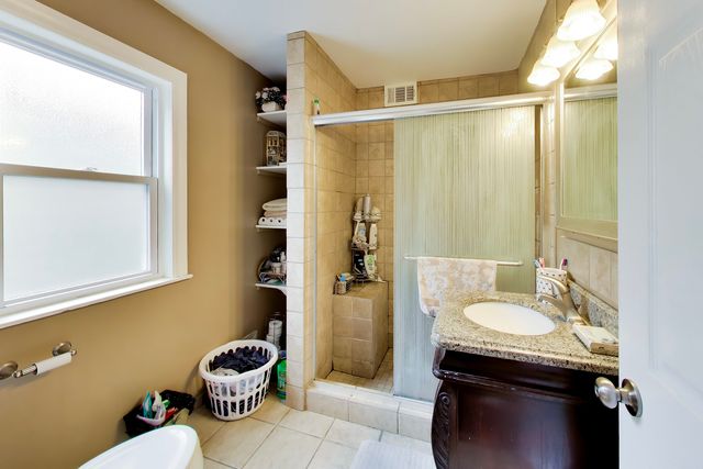 2908 W Birchwood Avenue, Chicago, IL 60645