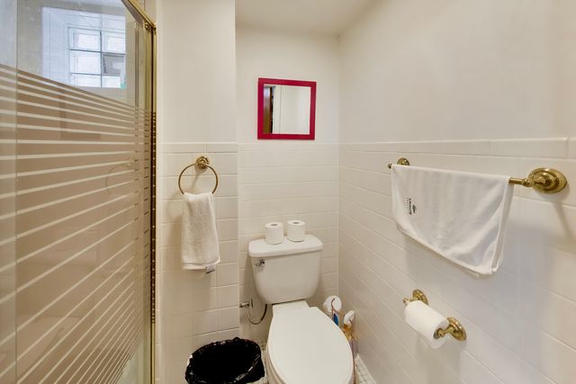 2908 W Birchwood Avenue, Chicago, IL 60645