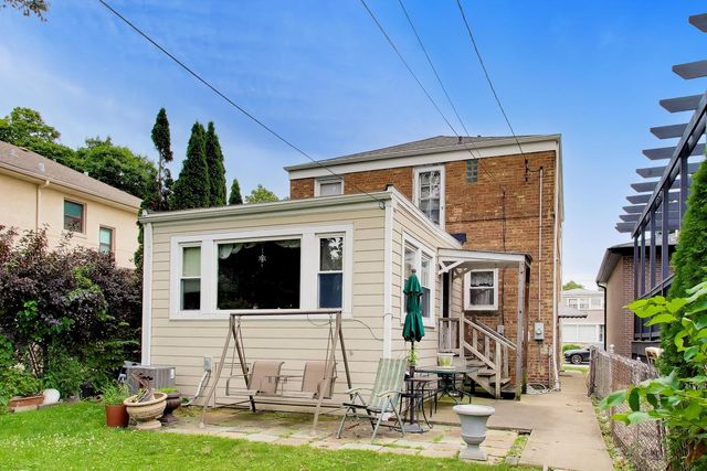 2908 W Birchwood Avenue, Chicago, IL 60645