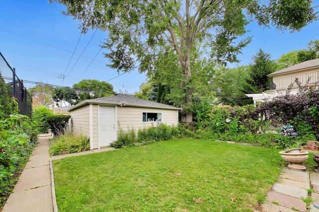 2908 W Birchwood Avenue, Chicago, IL 60645