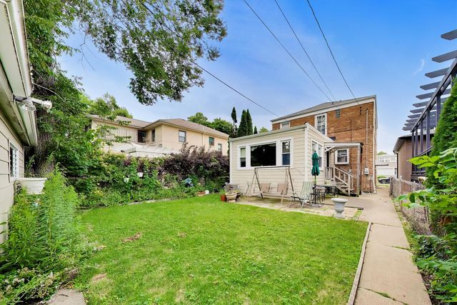 2908 W Birchwood Avenue, Chicago, IL 60645
