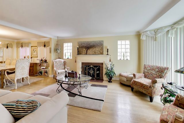2908 W Birchwood Avenue, Chicago, IL 60645