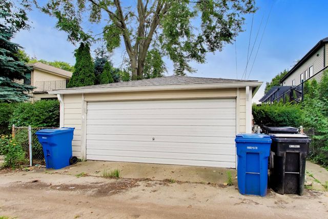 2908 W Birchwood Avenue, Chicago, IL 60645