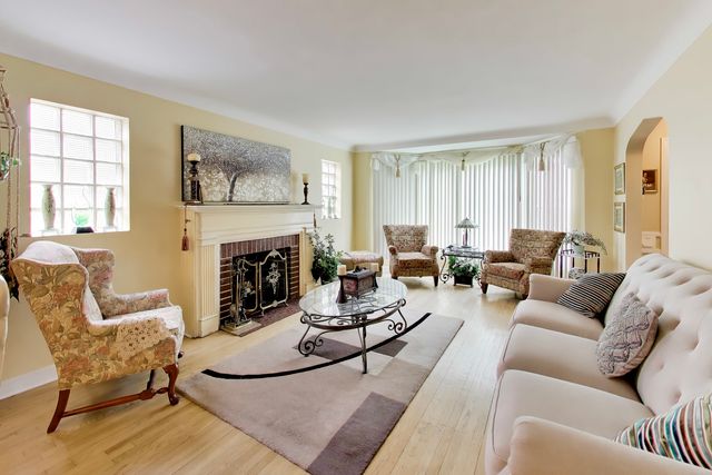 2908 W Birchwood Avenue, Chicago, IL 60645