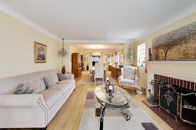 2908 W Birchwood Avenue, Chicago, IL 60645