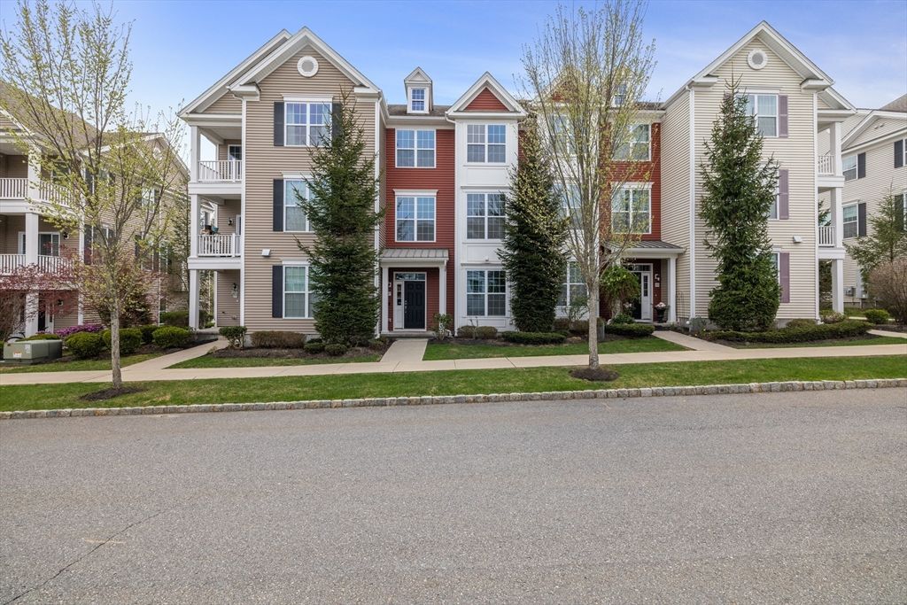 57 Townsend Blvd 57, Westborough, MA 01581