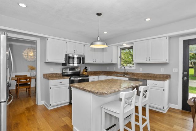 7422 Plum Drive, Urbandale, IA 50322