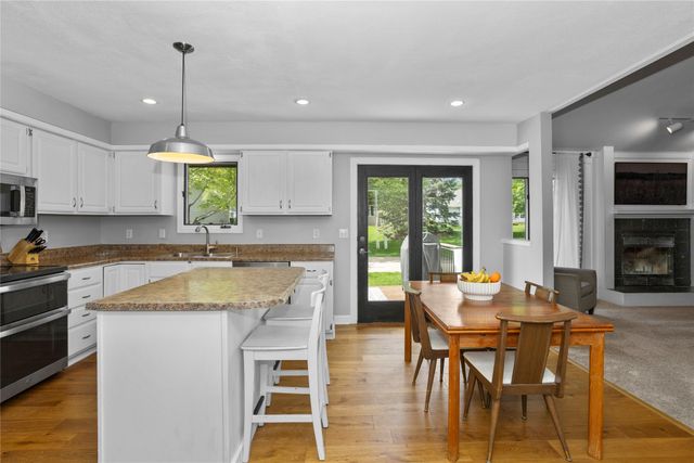 7422 Plum Drive, Urbandale, IA 50322