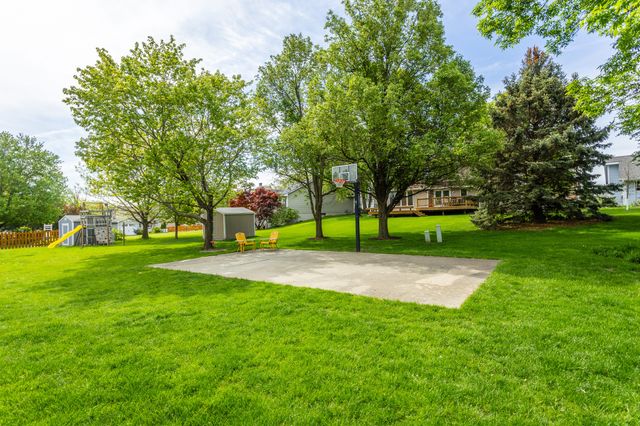 7422 Plum Drive, Urbandale, IA 50322