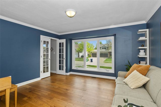 7422 Plum Drive, Urbandale, IA 50322