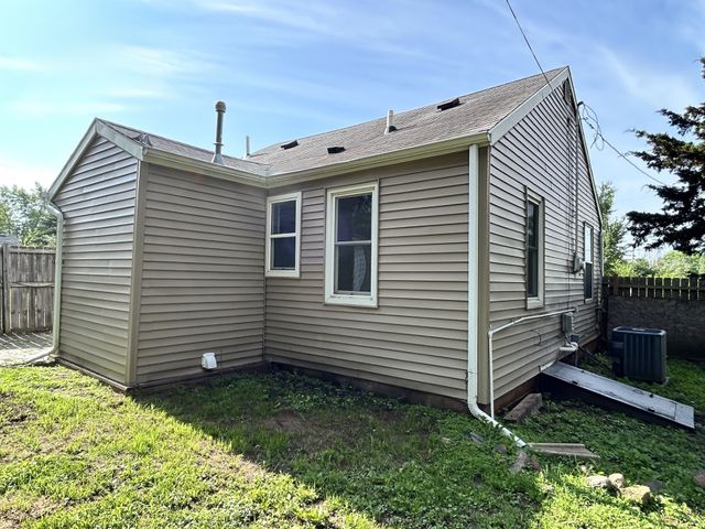 215 McKinley Avenue, Des Moines, IA 50315
