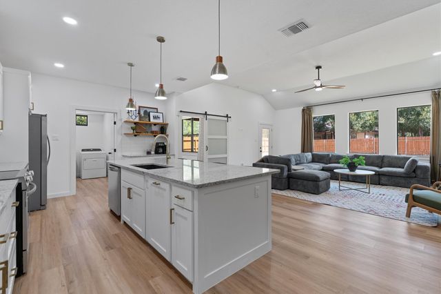 118 Waimanalo LN, Bastrop, TX 78602