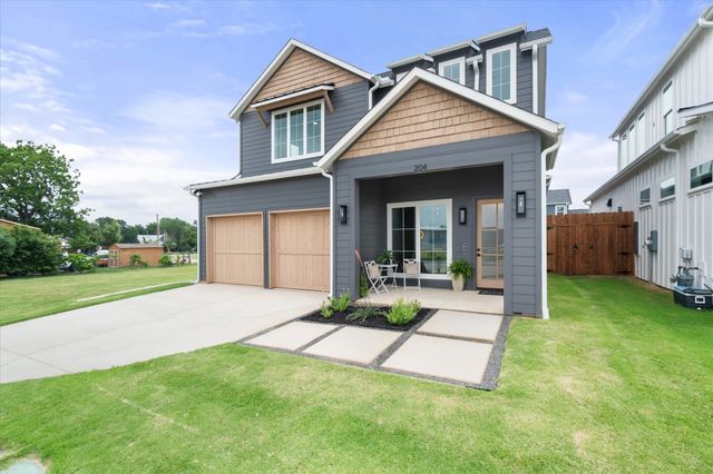 204 N Pine Street, Roanoke, TX 76262