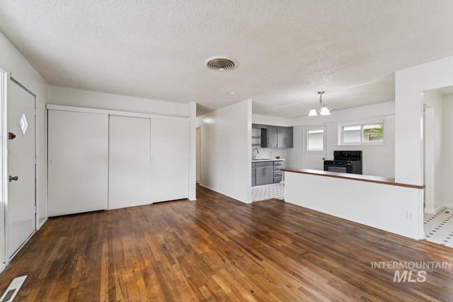 121 Palo Alto Dr, Caldwell, ID 83605