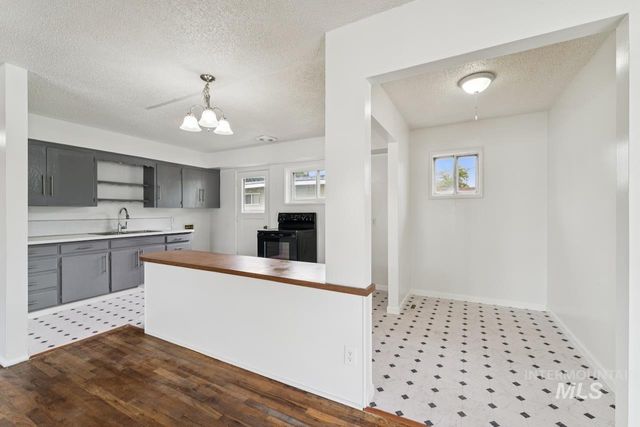 121 Palo Alto Dr, Caldwell, ID 83605