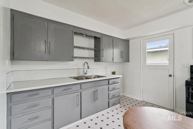 121 Palo Alto Dr, Caldwell, ID 83605