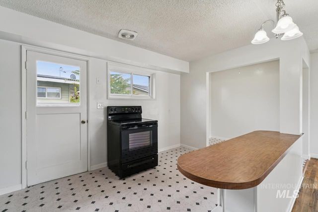 121 Palo Alto Dr, Caldwell, ID 83605