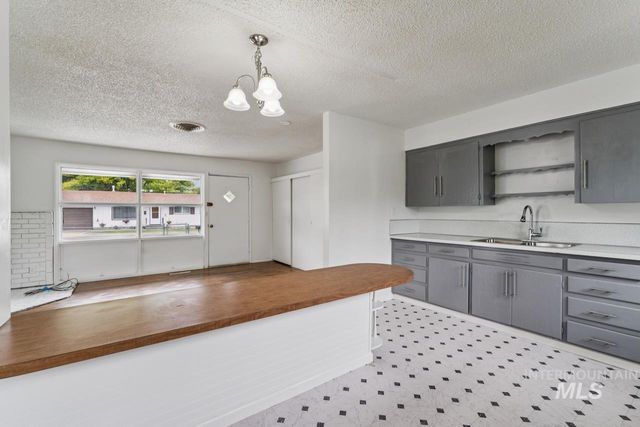 121 Palo Alto Dr, Caldwell, ID 83605