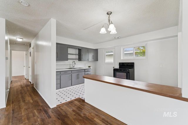 121 Palo Alto Dr, Caldwell, ID 83605