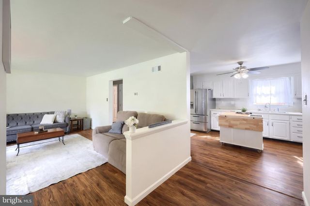 19 GARDEN LN, Hanover, PA 17331