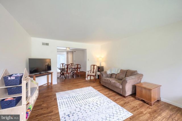19 GARDEN LN, Hanover, PA 17331