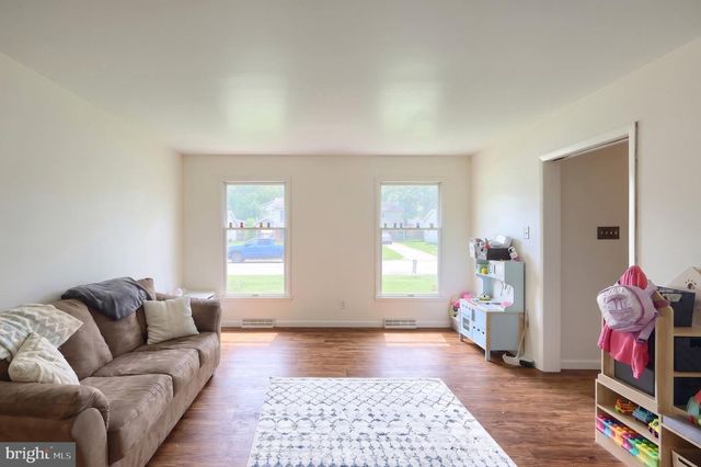 19 GARDEN LN, Hanover, PA 17331