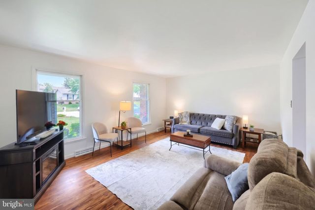 19 GARDEN LN, Hanover, PA 17331