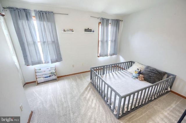 19 GARDEN LN, Hanover, PA 17331