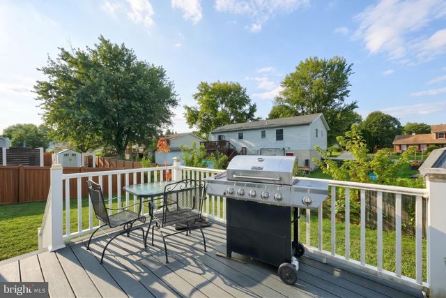 19 GARDEN LN, Hanover, PA 17331