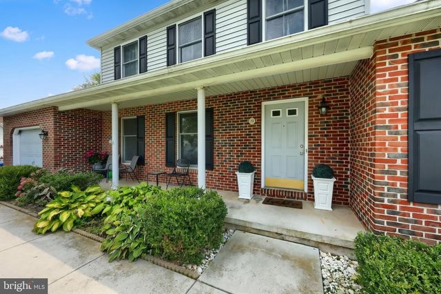 19 GARDEN LN, Hanover, PA 17331