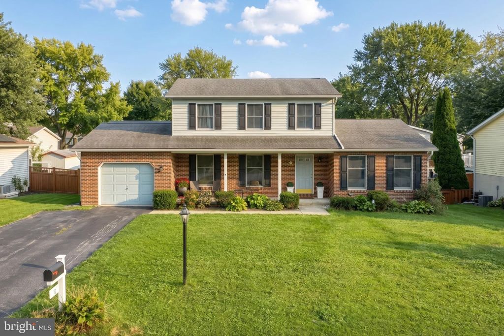 19 GARDEN LN, Hanover, PA 17331