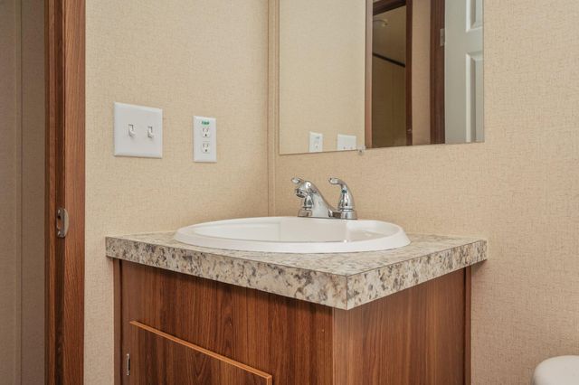 402 W ROYAL PALM AVE, Defuniak Springs, FL 32433