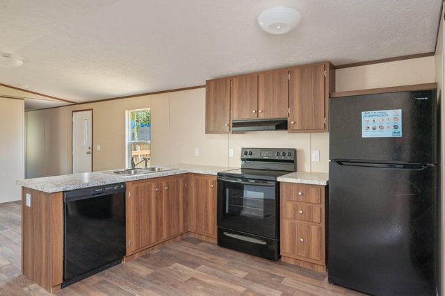 402 W ROYAL PALM AVE, Defuniak Springs, FL 32433