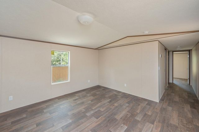 402 W ROYAL PALM AVE, Defuniak Springs, FL 32433