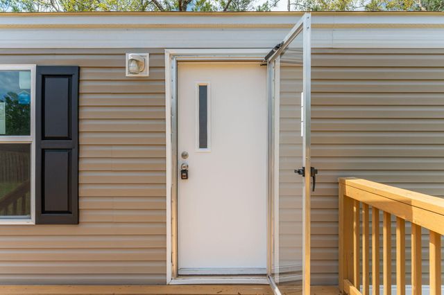 402 W ROYAL PALM AVE, Defuniak Springs, FL 32433