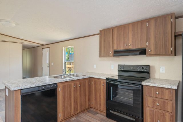 402 W ROYAL PALM AVE, Defuniak Springs, FL 32433