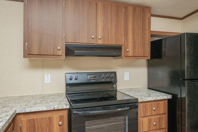 402 W ROYAL PALM AVE, Defuniak Springs, FL 32433