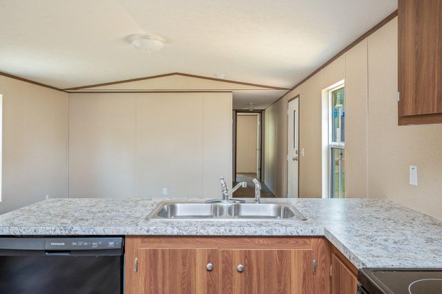 402 W ROYAL PALM AVE, Defuniak Springs, FL 32433