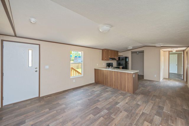 402 W ROYAL PALM AVE, Defuniak Springs, FL 32433