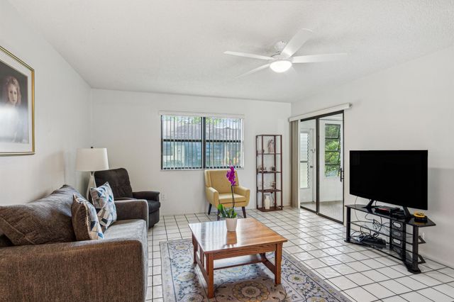 214 Thorn Apple Court, Royal Palm Beach, FL 33411